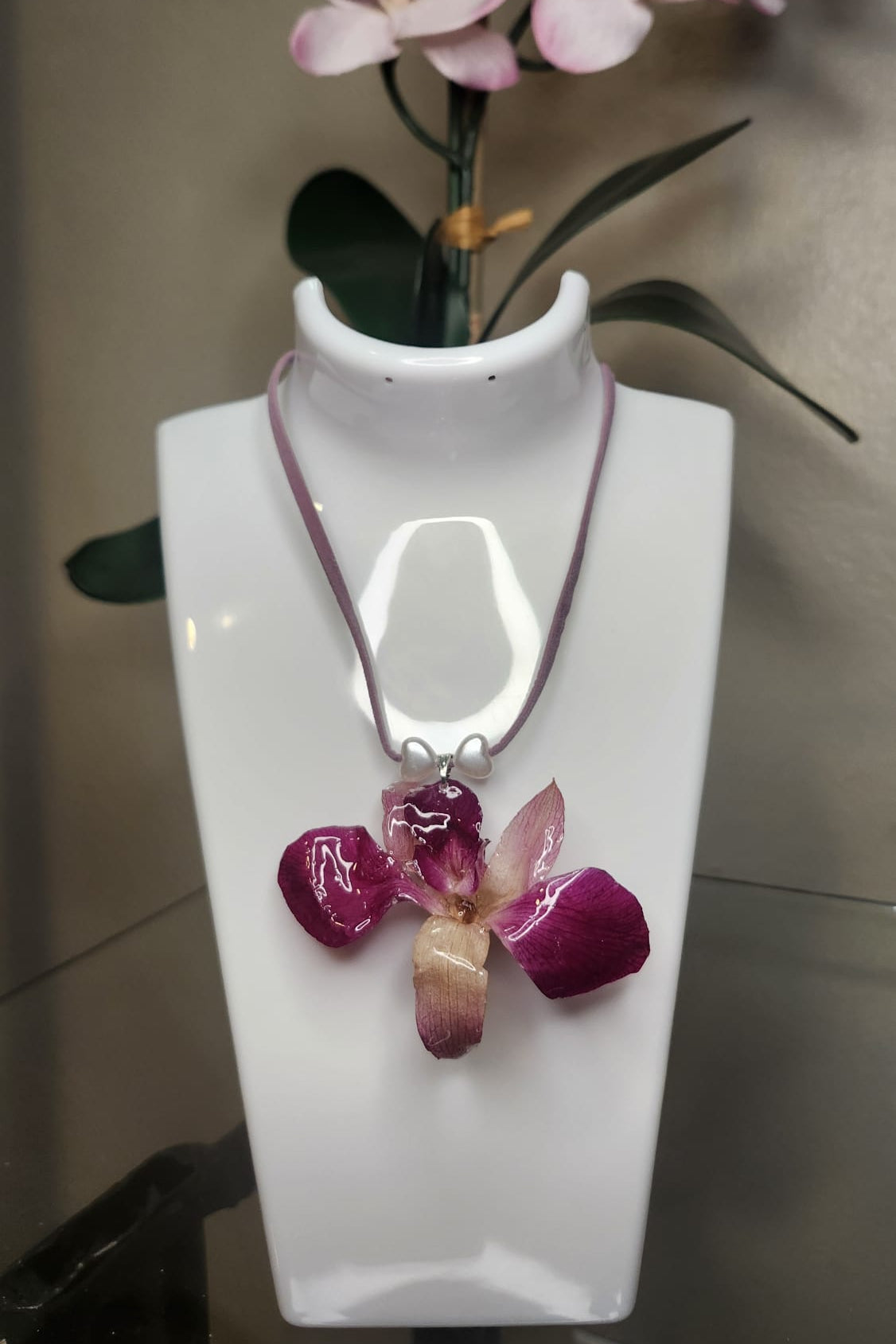 Collar de Orquídea Lila en Resina (Collar cuero Lila)