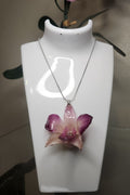 Collar de Orquídea Lila en Resina (Cadena plateada Stainless Steel)