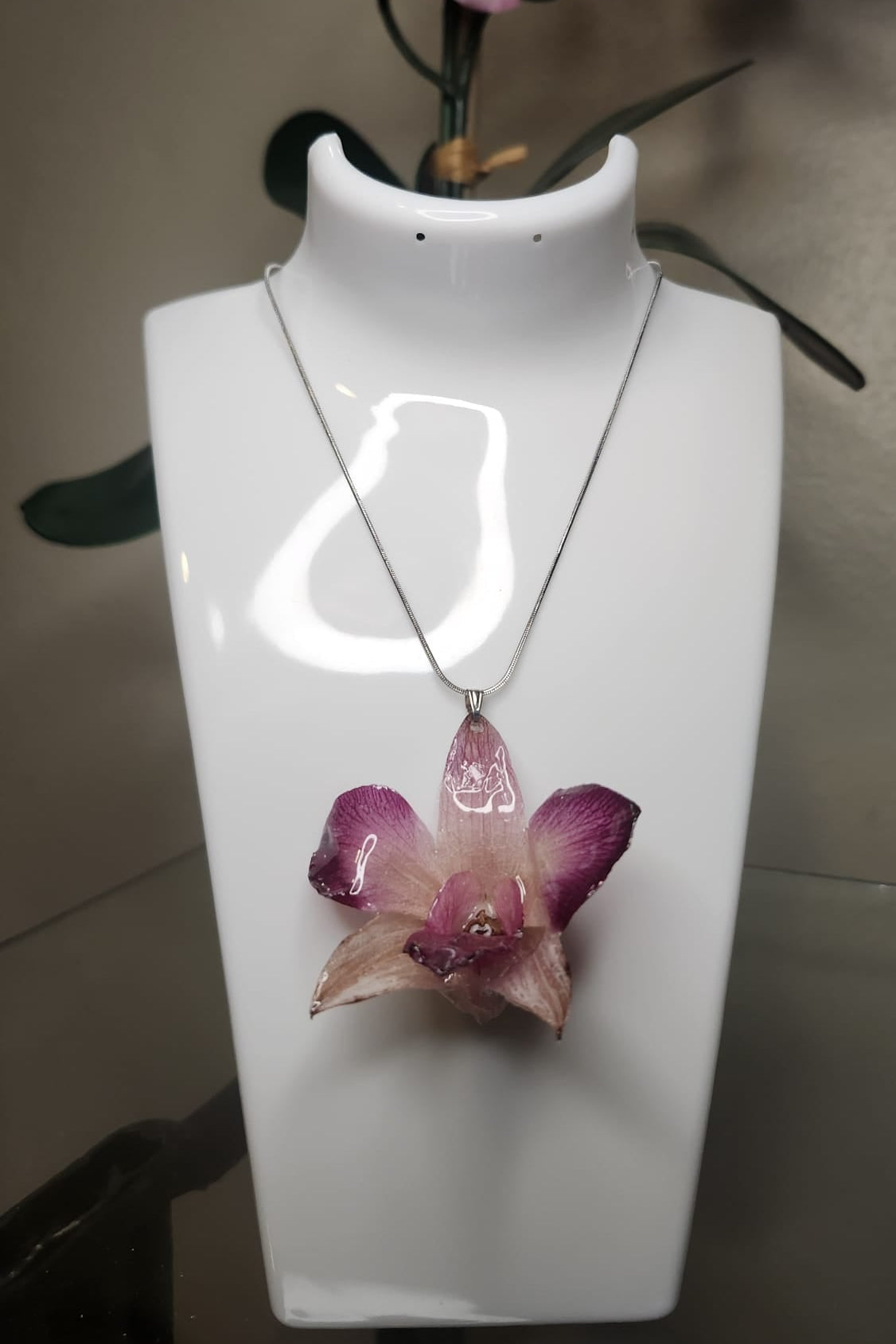 Collar de Orquídea Lila en Resina (Cadena plateada Stainless Steel)