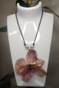 Collar de Orquídea Lila y Marrón en Resina (Collar en hilo gris)