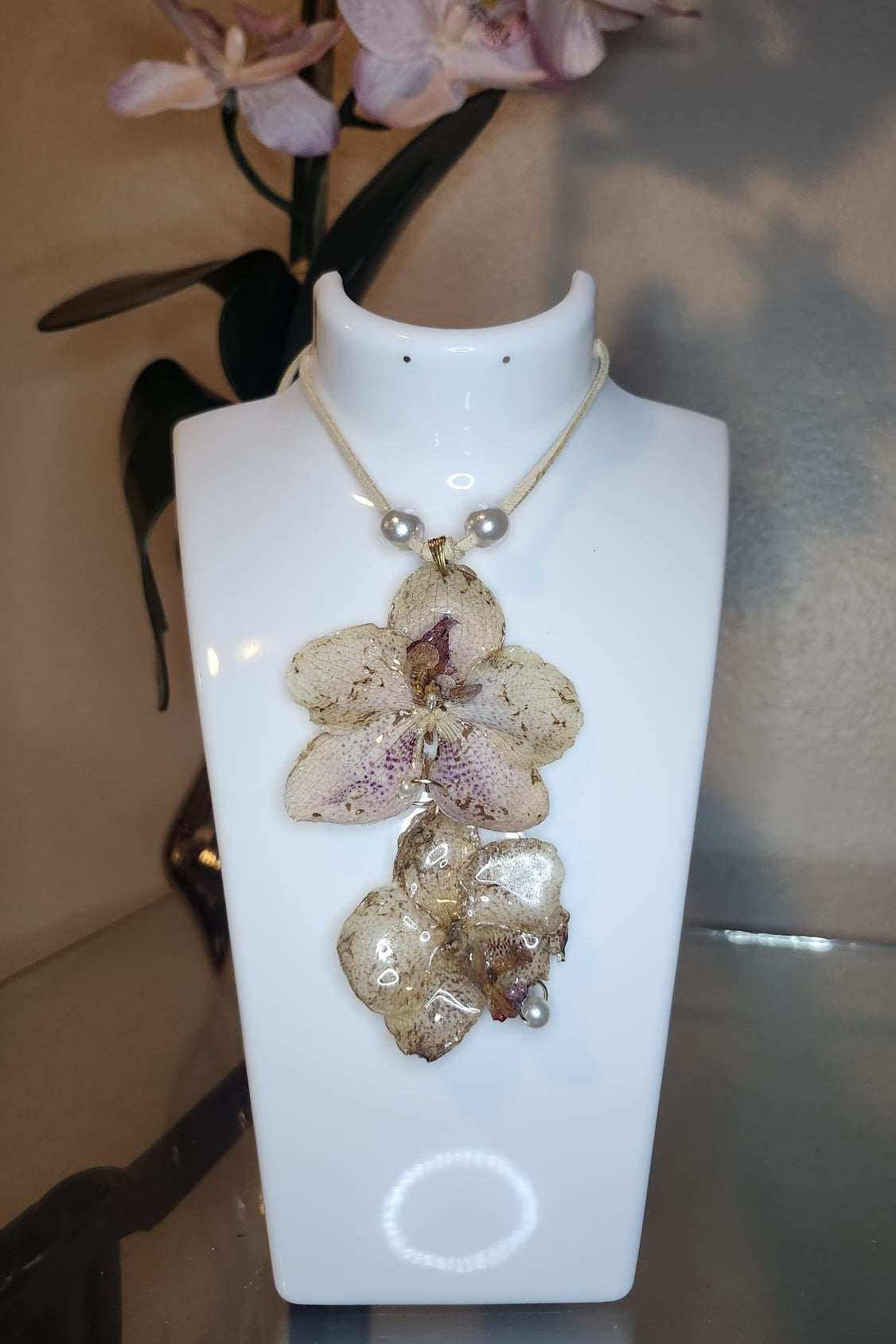 Collar de dos Orquídeas en Resina (collar cuero crema)