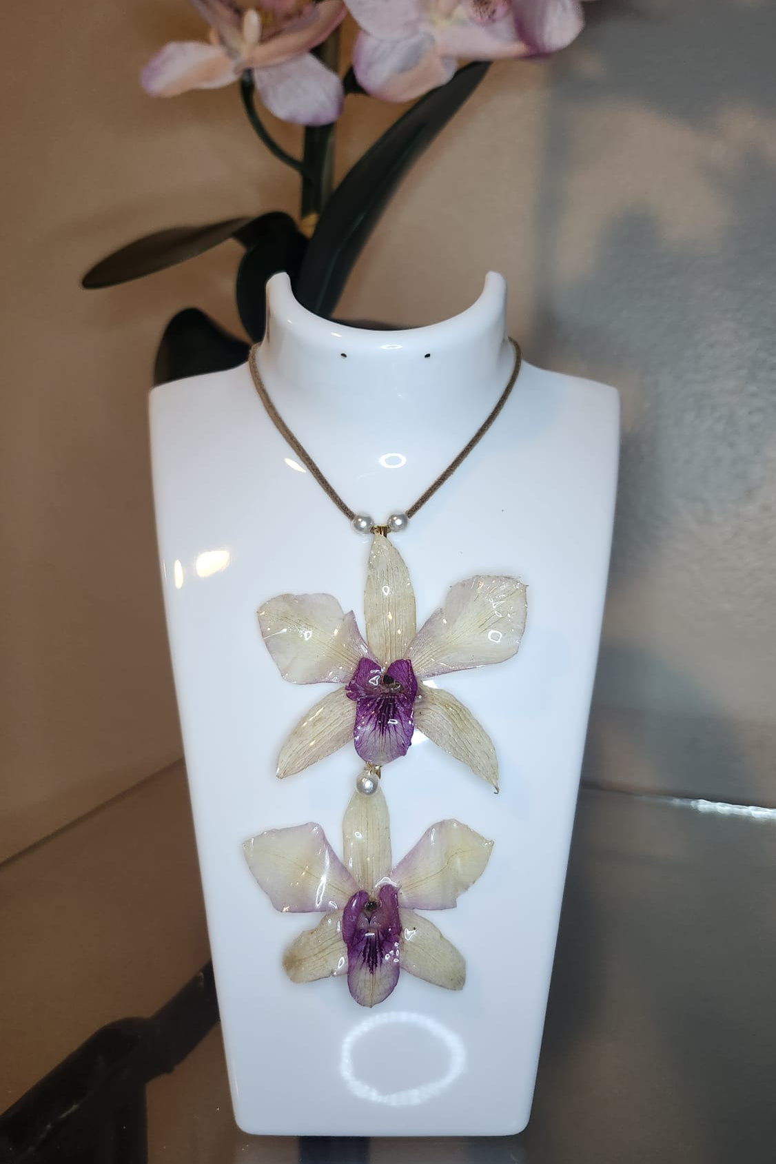 Collar con dos Orquídeas en Resina (collar cuero marrón)