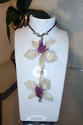 Collar de dos Orquídeas en Resina (collar cuero morado)
