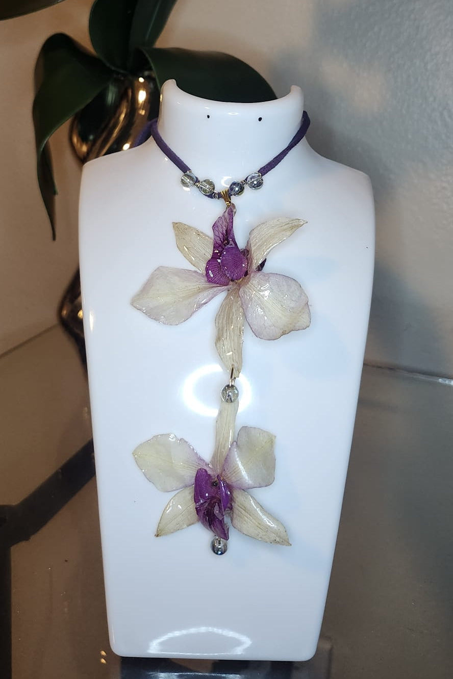Collar de dos Orquídeas en Resina (collar cuero morado)