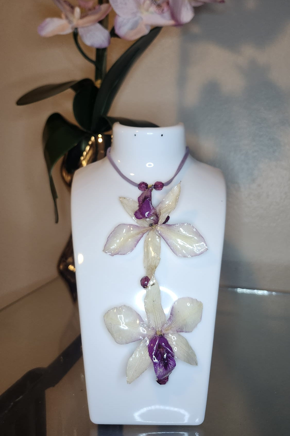 Collar de dos Orquídeas en Resina (collar cuero lila)