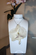 Collar de Orquídea en Resina (cadena plateada en Stainless Steel)