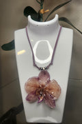Collar de Orquídea Lila y Marrón en Resina (Collar en cuero lila)