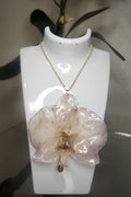 Collar de Orquídea Blanco y Lila en Resina (Cadena dorada Stainless Steel)