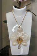 Collar de Orquídea Blanca y Amarilla en Resina (Cadena dorada Stainless Steel)