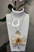 Collar de Orquídea Blanca y Amarilla en Resina