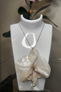Collar de Orquídea Blanca centro Lila en Resina (Cadena plateada Stainless Steel)