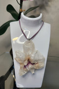 Collar de Orquídea Blanca centro lila en Resina (Collar cuero lila)