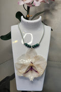 Collar de Orquídea Blanca centro lila en Resina (Collar cuero azul claro)