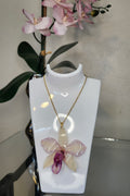 Collar de Orquídea Blanca centro lila en Resina (Cadena dorada)