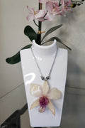 Collar de Orquídea Blanca centro lila en Resina (Cadena Plateada)