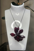 Collar de Orquídea Negro y Vino en Resina (Cadena plateada Stainless Steel)