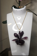 Collar de Orquídea Negro y Vino en Resina (Cadena dorada Stainless Steel)